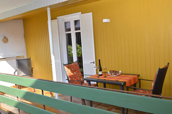 Überdachter Balkon zum Innenhof, Fewo Kirchbergblick (Haus am Schlossberg, Pfalz)